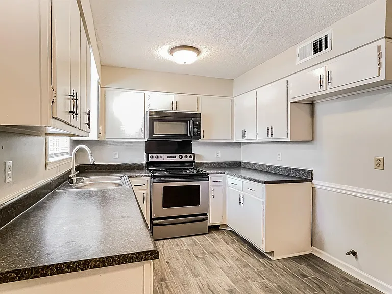 4290 Park Forest Dr — Photo 8