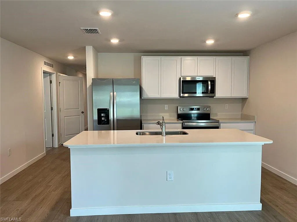 4 bed, 2.0 bath, 1558 sqft, $2,200 — Photo 2