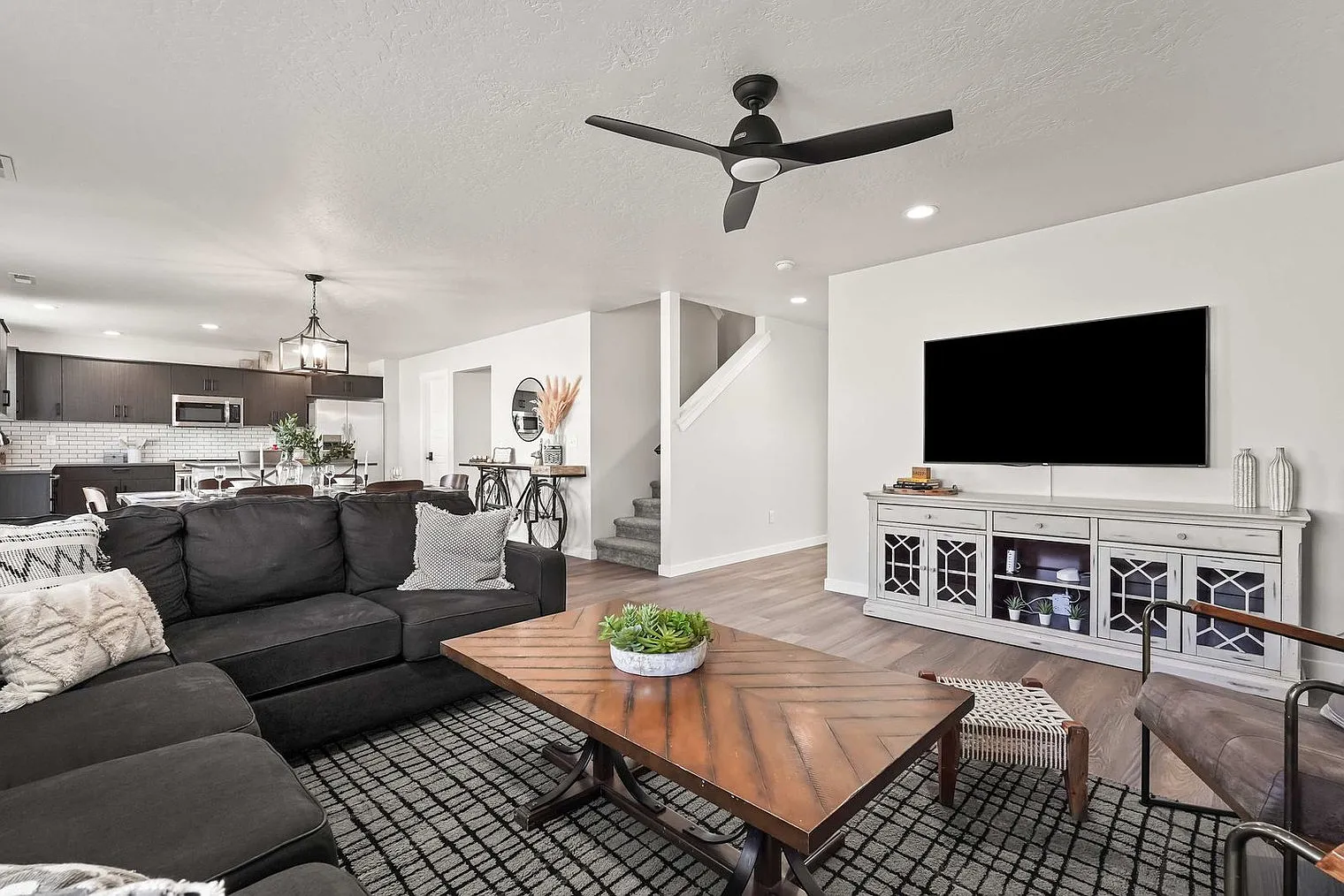 6 bed, 2.0 bath, 2798 sqft, $10,217 — Photo 1
