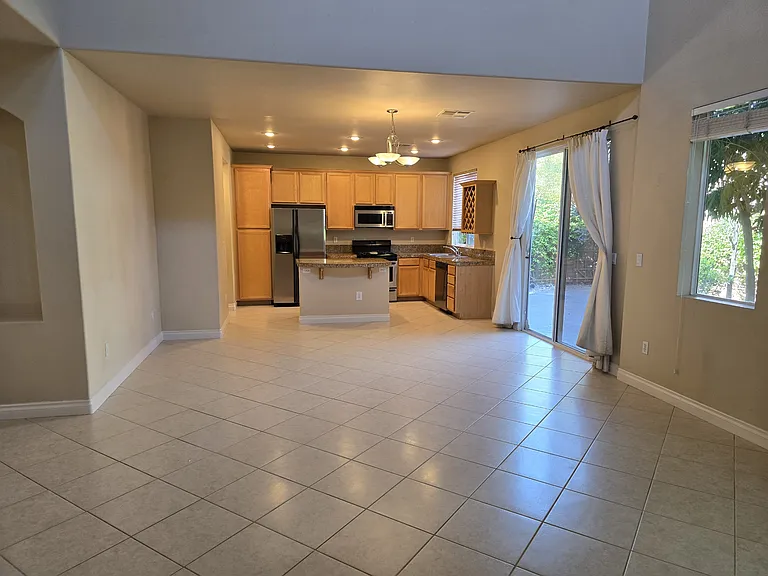 550 Artola St — Photo 8