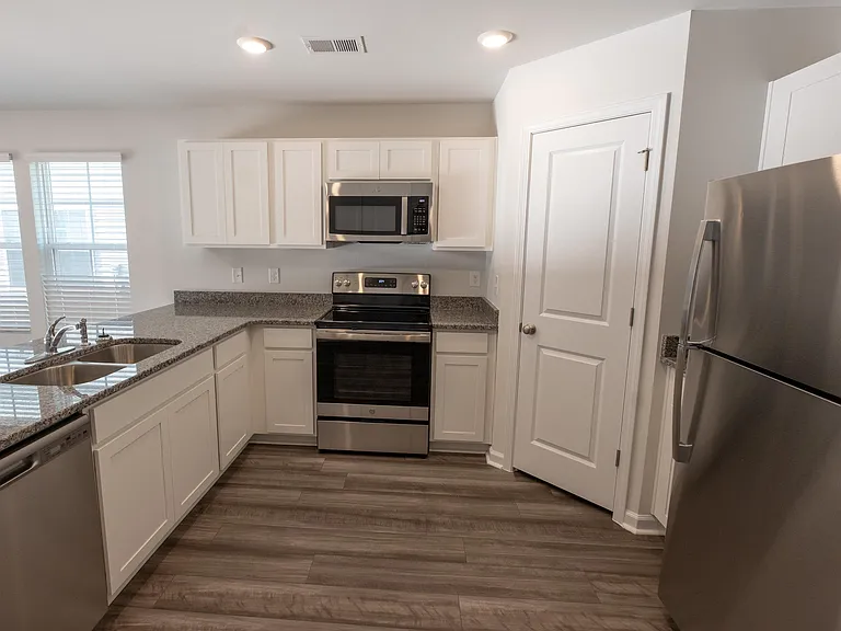 348 Braemar Dr — Photo 2