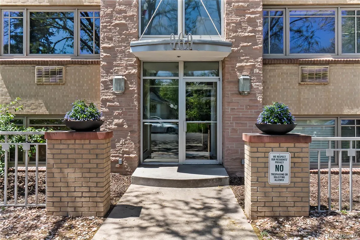 Building Photo - 969 S Pearl St #103