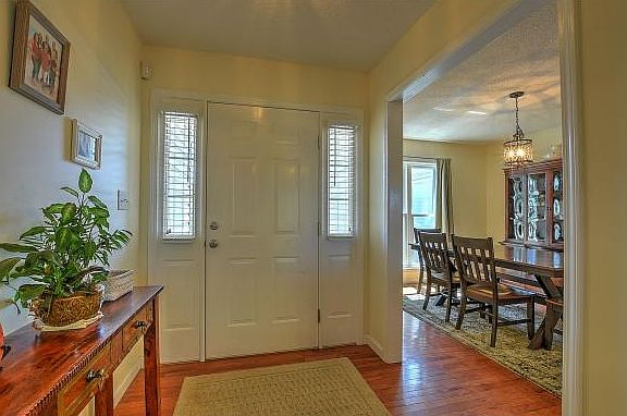 3rd image of 8 Larchmont Ln
