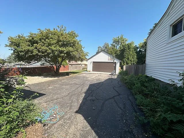 214 E 6th St — Photo 4