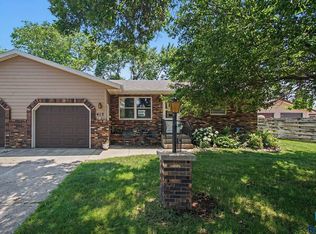 413 SE 8th St #4, Madison, SD 57042