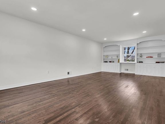 3rd image of 684 Gallows Hill Rd