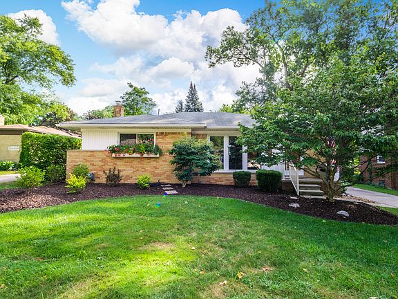 3rd image of 33971 Glenview Dr