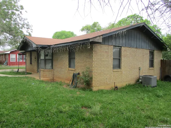 1113 E Comal, Pearsall, TX 78061