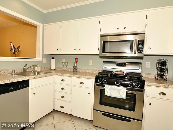 Beautiful kitchen w/new counters