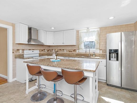 4th image of 37 Reeds Ln