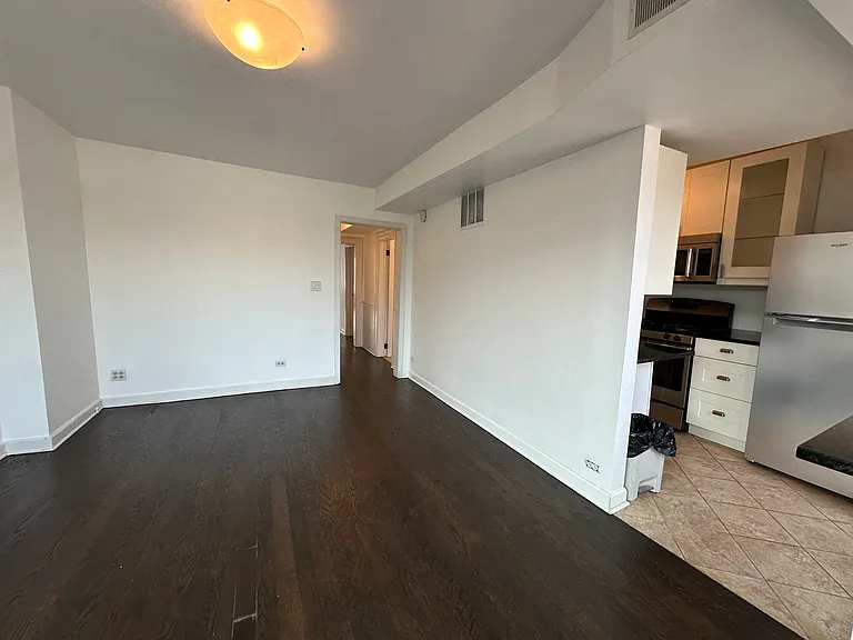 607 N Noble St #4 — Photo 5