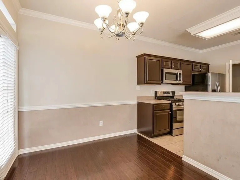 615 Regency Dr — Photo 3