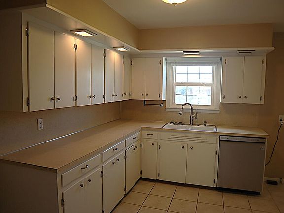 5th image of 802 E 15th St