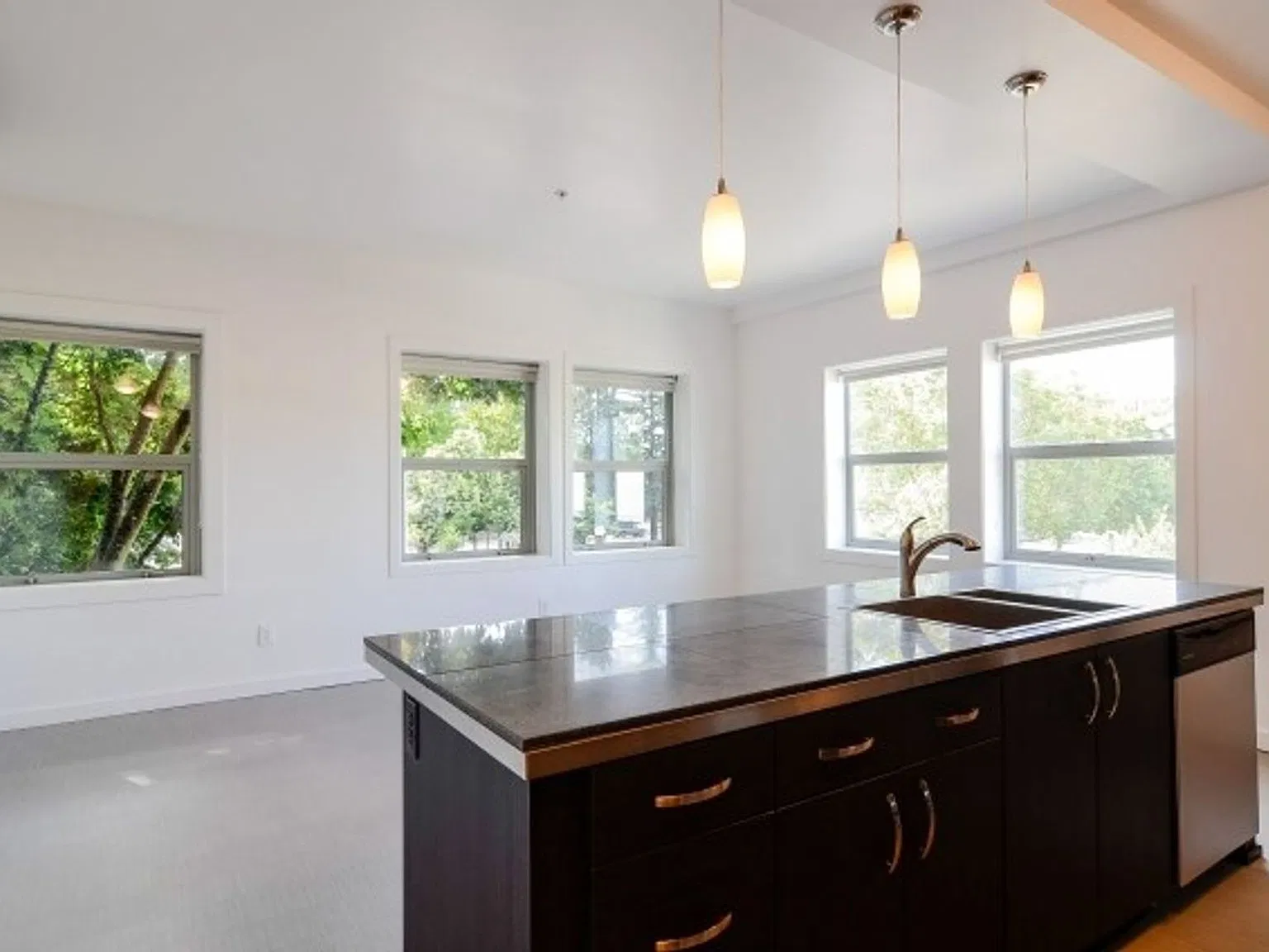 Park Place Apartments | 877 East Park Street — Photo 1
