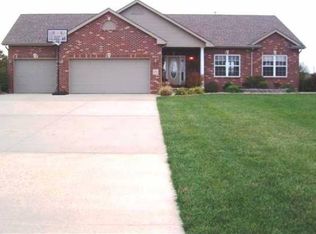 10 Laura Ln, Highland, IL 62249