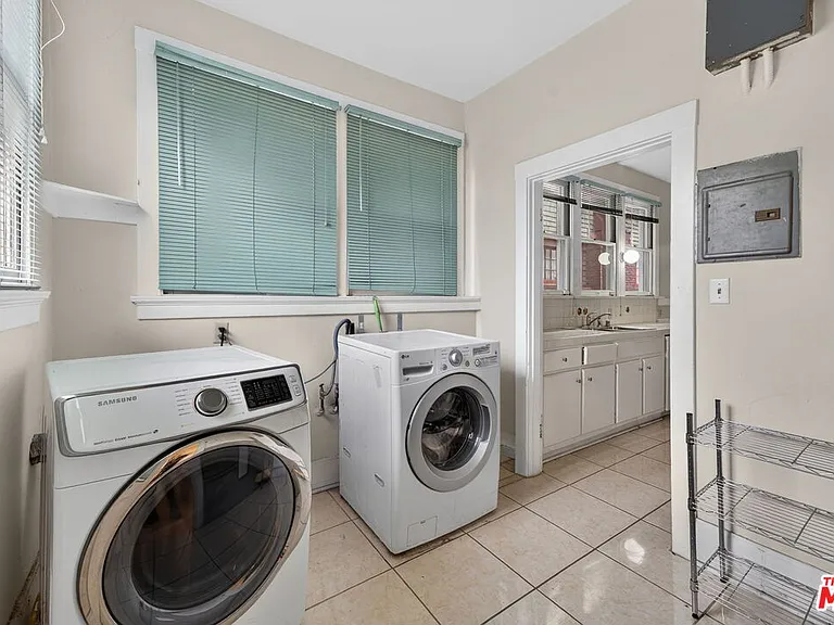 2215 W 21st St — Photo 30