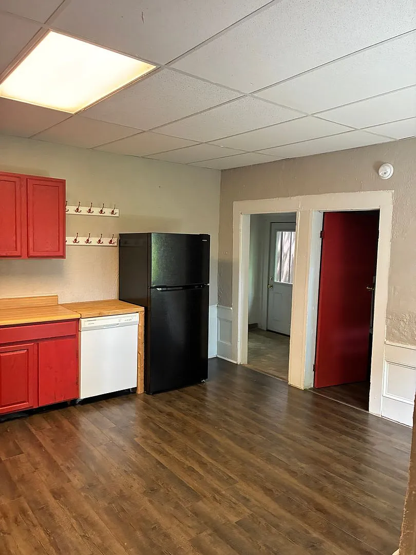 Large Home in Elm Heights - Available August 2027! — Photo 3