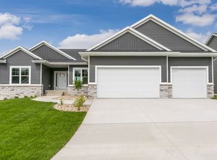 2926 Caspian Rd, Hiawatha, IA 52233