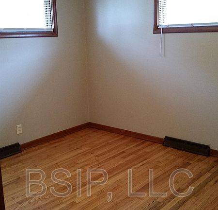 4th image of 502 NE Freeman Ave