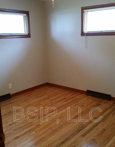 502 NE Freeman Ave — Photo 4