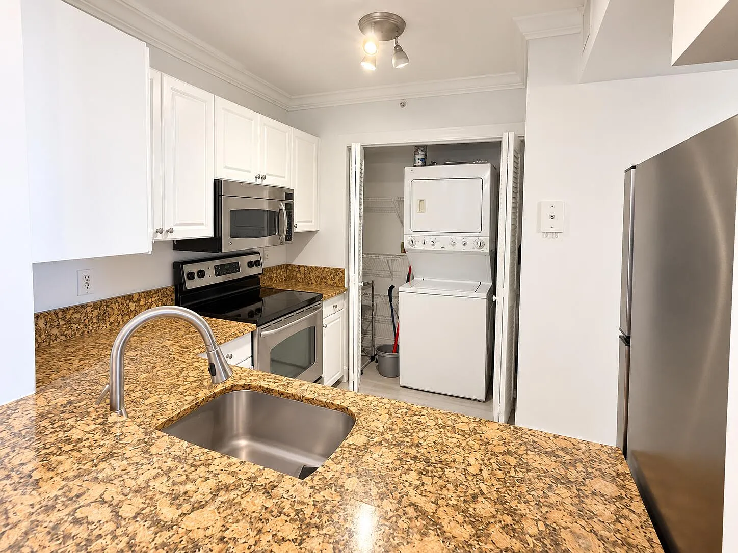 2 bed, 2.0 bath, 1000 sqft, $2,300 — Photo 3
