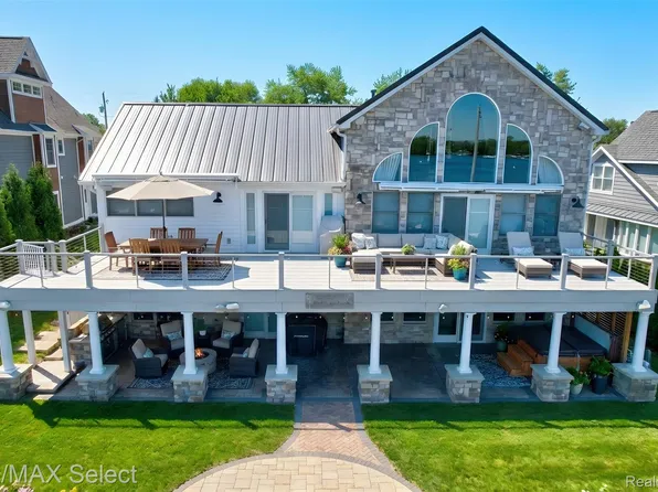 12363 Margaret Dr, Fenton, MI 48430