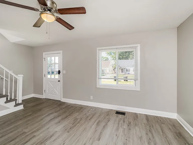 1168570_019_living_room_13189738.jpg
