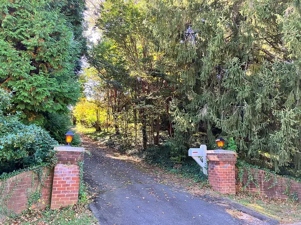 3720 27th St N, Arlington, VA 22207