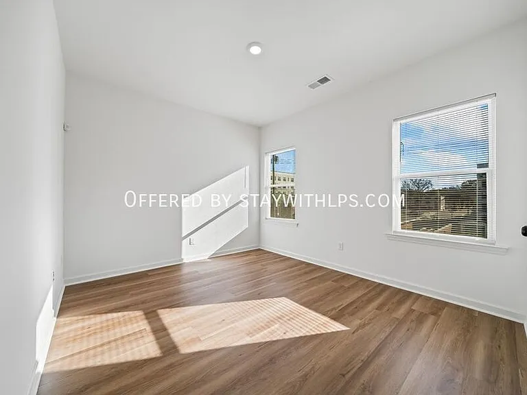 1571 Court Ave #102 — Photo 26