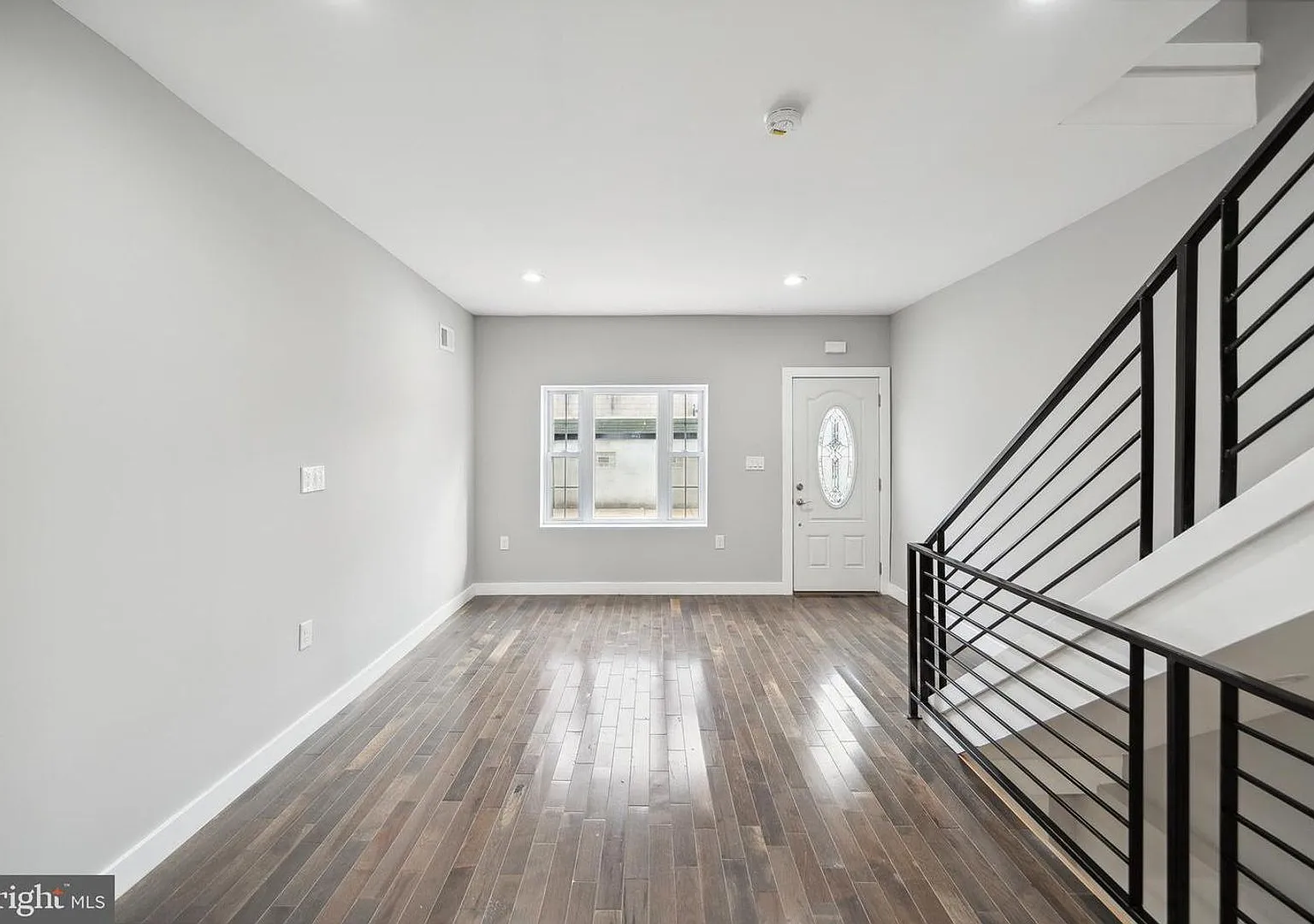 Excellent Port Richmond 3BR with Finished Basement & Patio — Photo 2