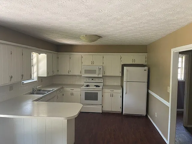 2451 S Meadowbrook Ave — Photo 3
