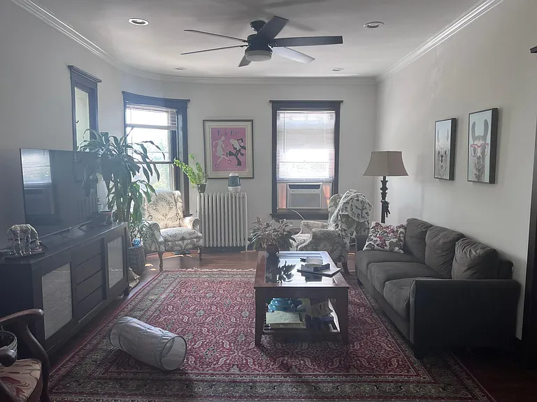 1954 W Berteau Ave #2E — Photo 2