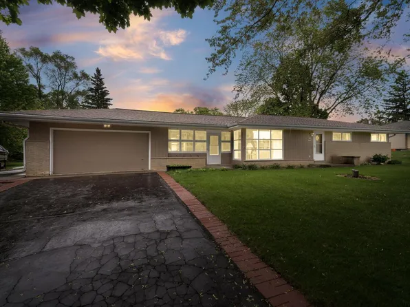 W215N5580 Kenmore DRIVE, Menomonee Falls, WI 53051