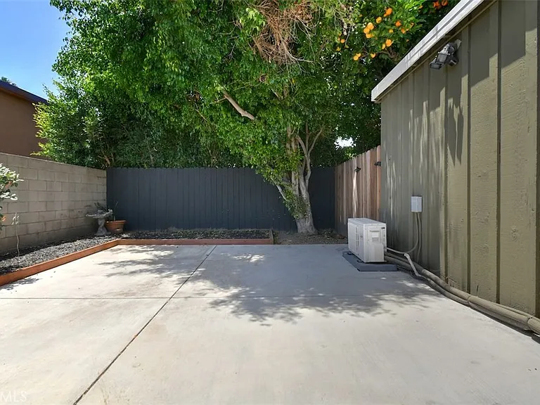 13902 Calvert St — Photo 45