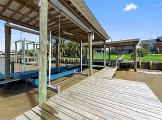 2350 Bay Oaks Harbor Dr, Baytown, TX 77523
