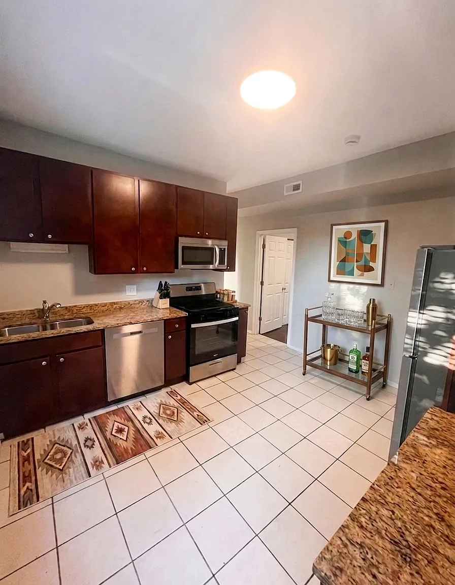 3 bed, 1350 sqft, $2,430 — Photo 4