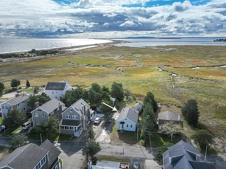 37 Pine Point Rd — Photo 3