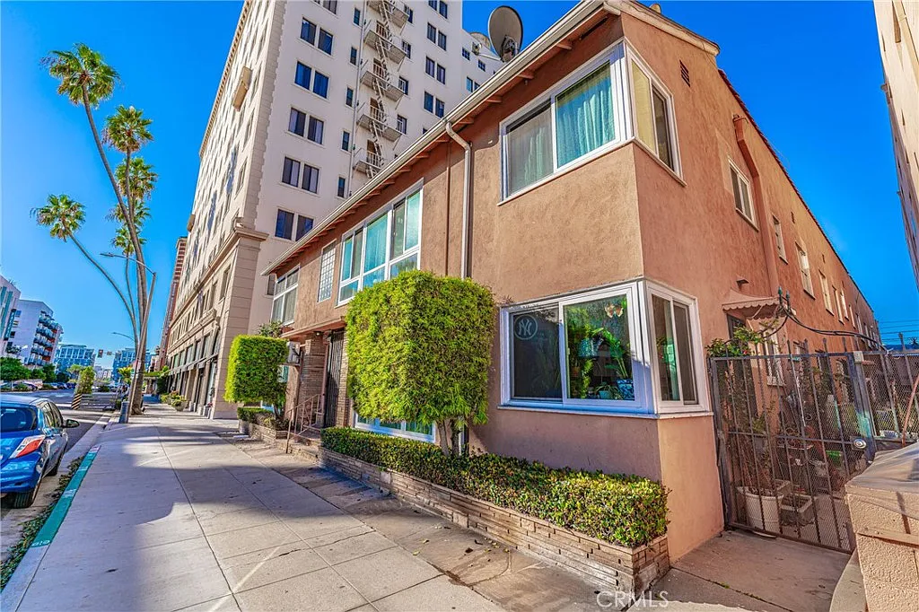 2 bed, 885 sqft, $2,000 — Photo 2
