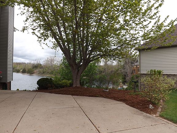 4th image of 760 Lakes Edge Dr