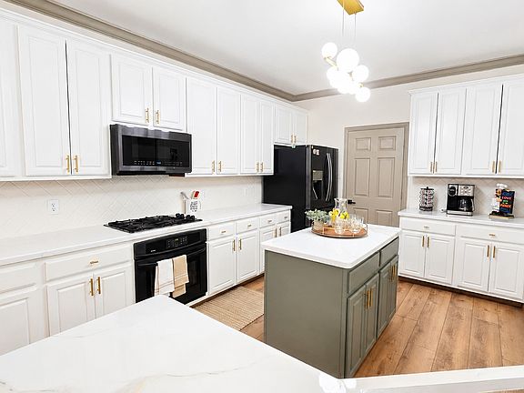 4th image of 601 Cresthaven Dr