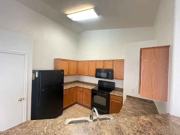 915 W Bowker St — Photo 5