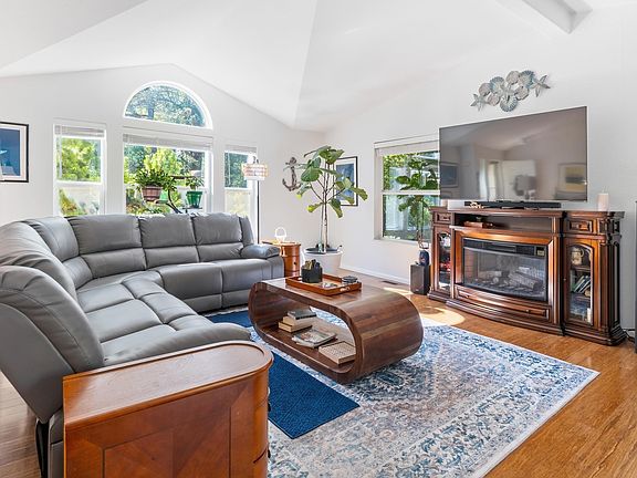 3rd image of 607 Glenbrook Cir