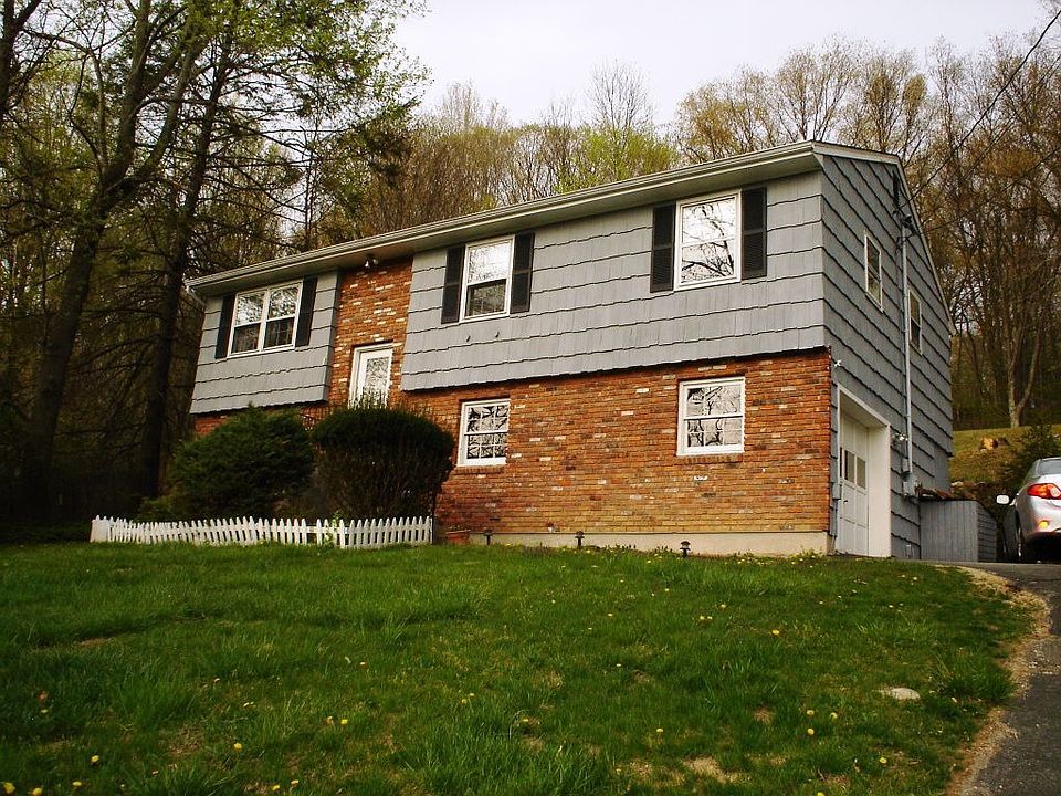 Welcome to Mist Hill Rd. in desireable Southern New Milford