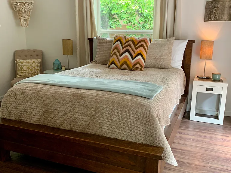 Queen bed, weekly fresh linens
