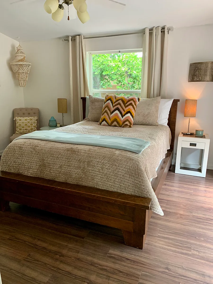 Queen bed, weekly fresh linens - Topanga Canyon Blvd