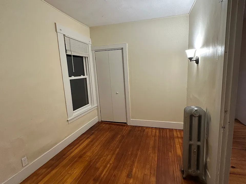Secondary bedroom or office