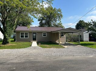 103 Berry St, Cisne, IL 62823