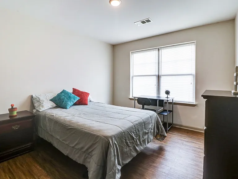 College Pointe Apartments — Photo 14