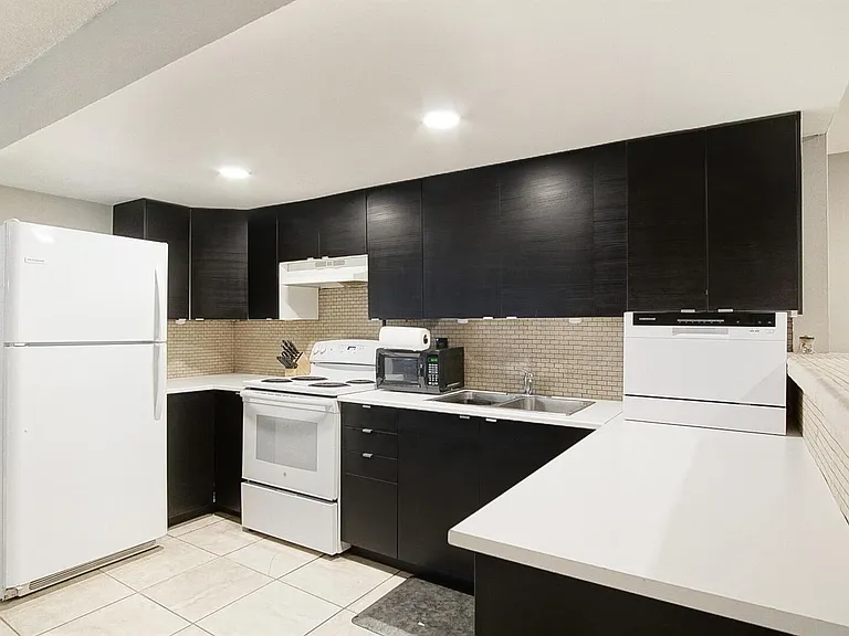 1002 Avenue E — Photo 9