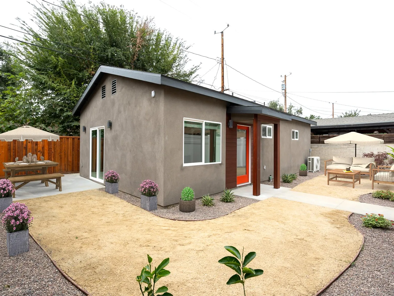 N Niagara St, Burbank — Photo 2